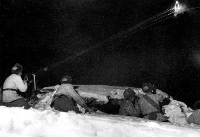 ↑1950年12月，在朝鲜长津湖，中国人民志愿军第27军连队机枪手向美军阵地射击。新华社发（张崇岫 摄）