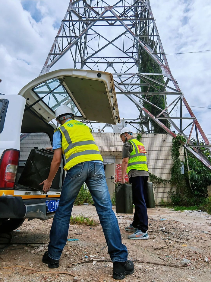 厦门移动网络维护人员对多个低洼站点，用防洪沙袋、挡水板等进行封堵