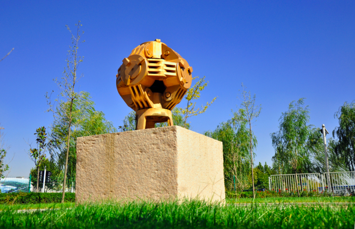 图为我国首台铰链式六面顶压机。