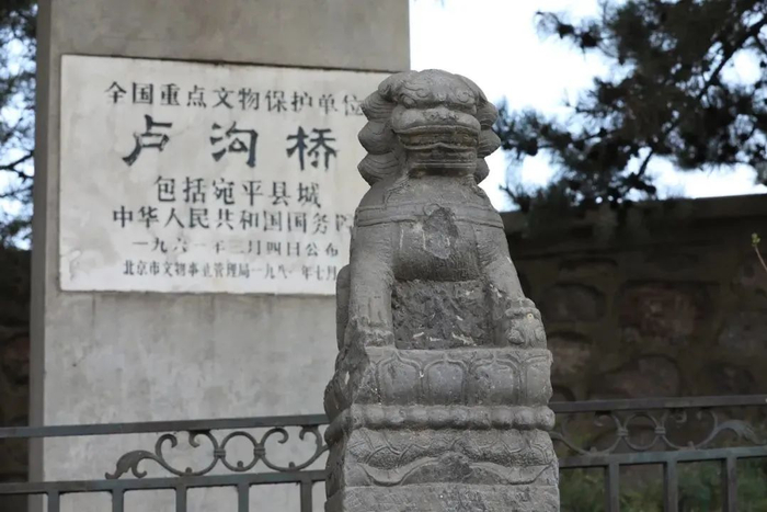 ▲2023年7月7日，北京，各界人士前往卢沟桥参观并缅怀先烈。图源：视觉中国