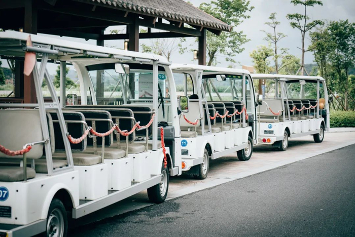 景区观光车。 