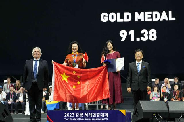 上台领奖。受访者供图