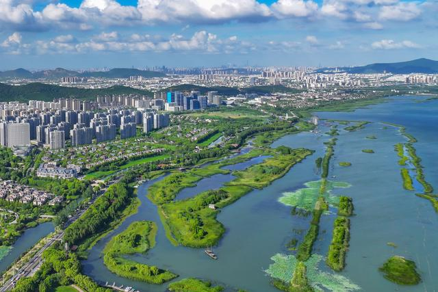 航拍苏州太湖湖滨蓝天碧水生态美