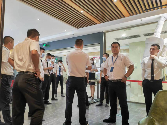 保安将记者重重“围堵”。王迎超/摄