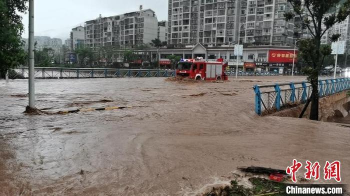 四川古蔺县遭遇暴雨天气袭击