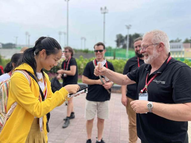 合唱团成员与国外老师交流。受访者供图