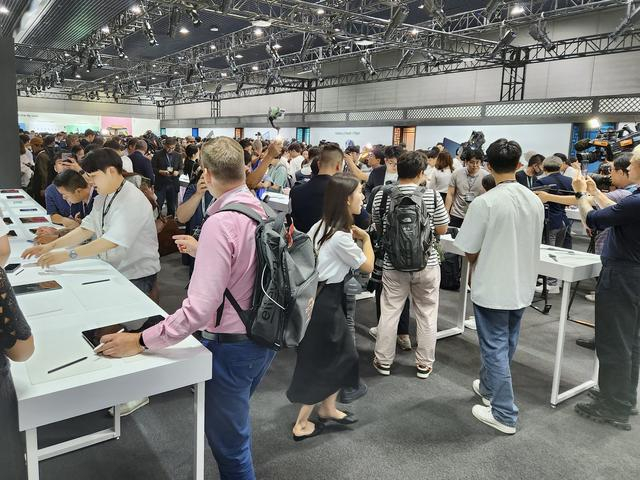 7月26日，三星发布两款折叠屏手机，大批记者和博主在现场体验。 图片来源：澎湃科技