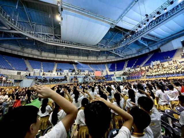 合唱团成员向国旗敬起队礼。受访者供图