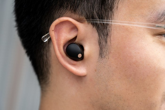 到佩戴眼镜的用户,索尼降噪豆5可以避免长柄状外形的耳机经常碰到眼镜