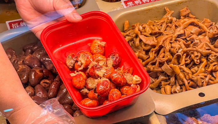 绝味鸭脖门店里售卖的虾球产品（图片来源：绝味鸭脖官方微博）