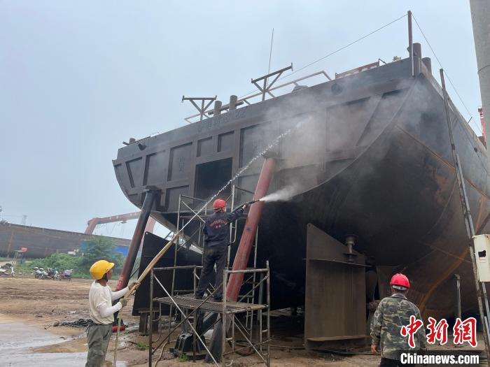探访河南淮滨十里船厂工人冒着酷暑造船忙