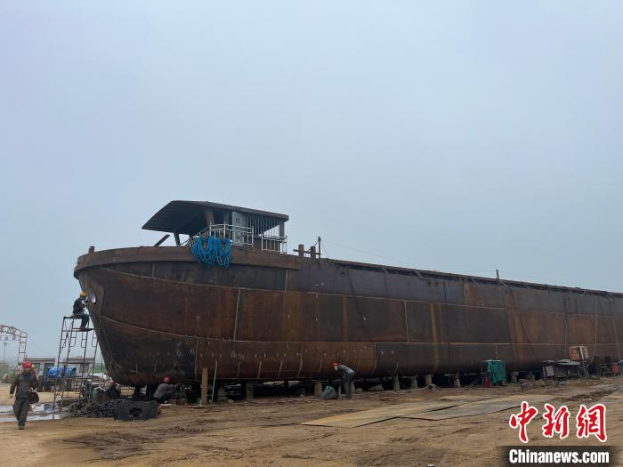 探访河南淮滨十里船厂工人冒着酷暑造船忙