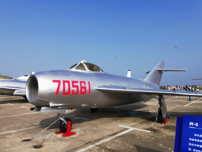 致敬经典！空军航空开放活动展示曾列装过的经典机型_新浪新闻