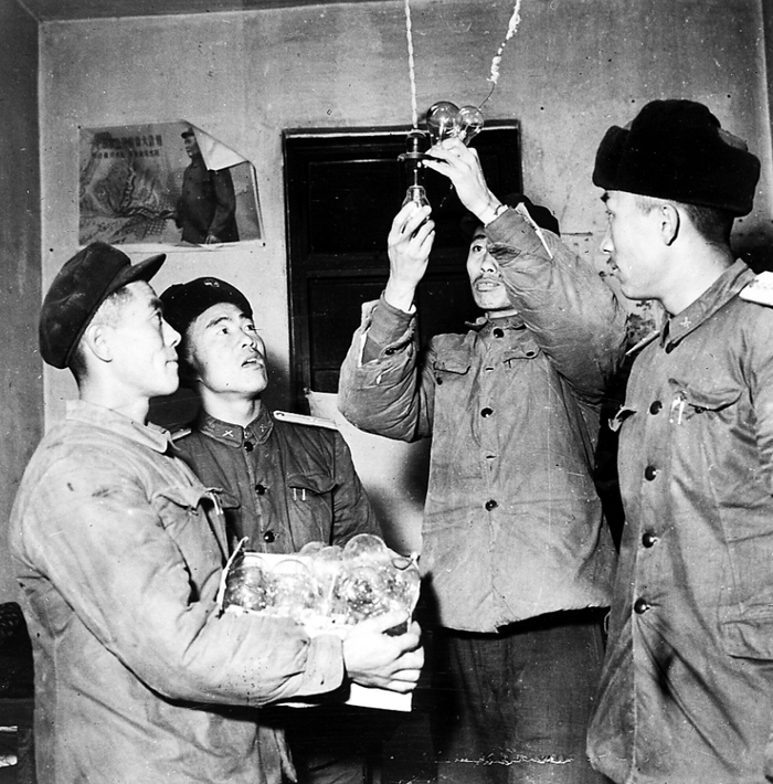 1958年，为了节约用电，某部队要求宿舍一律换成15瓦的小灯泡。野雨摄