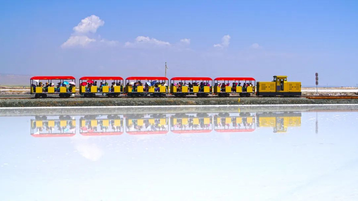 茶卡盐湖观光小火车。   本文图片 中国新闻周刊