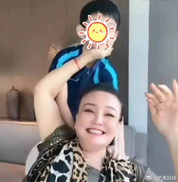 张兰直播时孙子汪希箖调皮入镜……|张兰|汪希_新浪新闻
