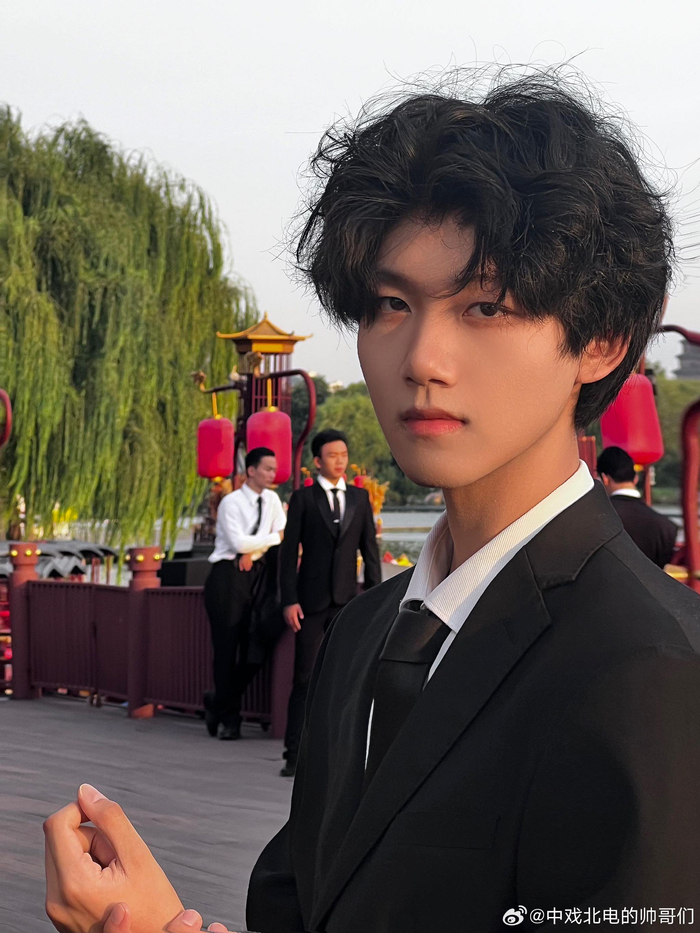 来自西安的23届表演生王泽楷……|表演|土地公土地婆|男神_新浪新闻