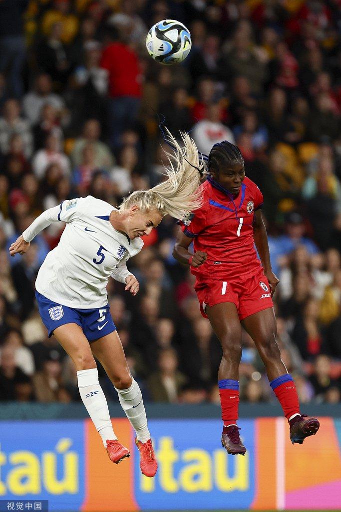 海地女足球员和英格兰队球员争抢头球。