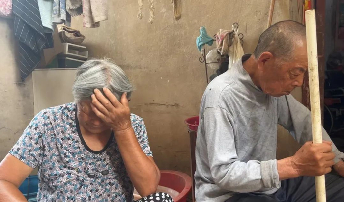 杨文的父母提起女儿，忍不住哭泣