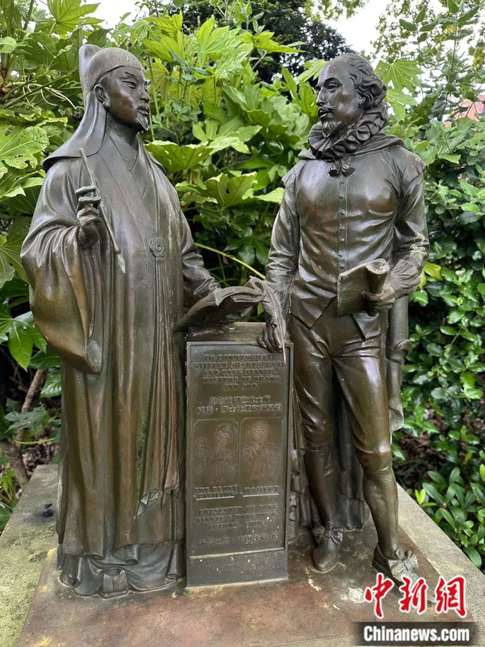莎翁故居内，莎士比亚和汤显祖并肩而立的青铜雕像。欧阳开宇 摄