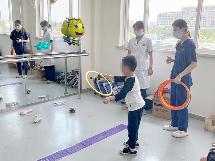 患儿在北蔡社区卫生服务中心进行康复。