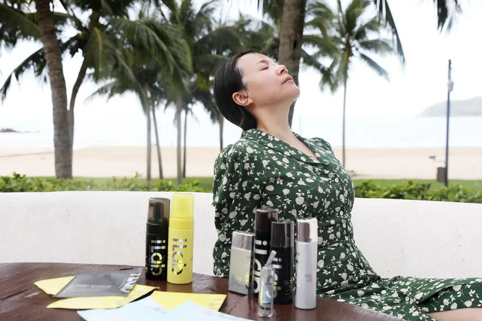 这款原价240元，现在入手很划算，折后价格149元，一盒共有4片。下单即赠随机单片面膜（活动时间：23年7月28日-8月3日，活动期间下单即送相关赠品，送完即止）。