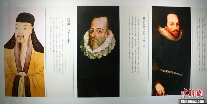 江西中国牡丹亭文化园内，汤显祖（左一）和莎士比亚（右一）画像。任海霞 摄