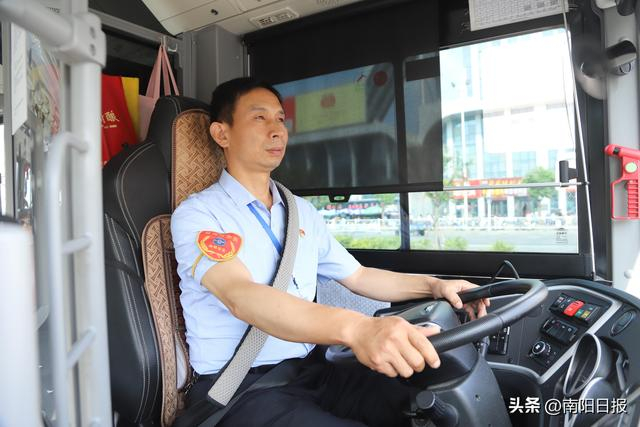 路遇火情南阳21路公交车司机停车勇救火何清洋好样的