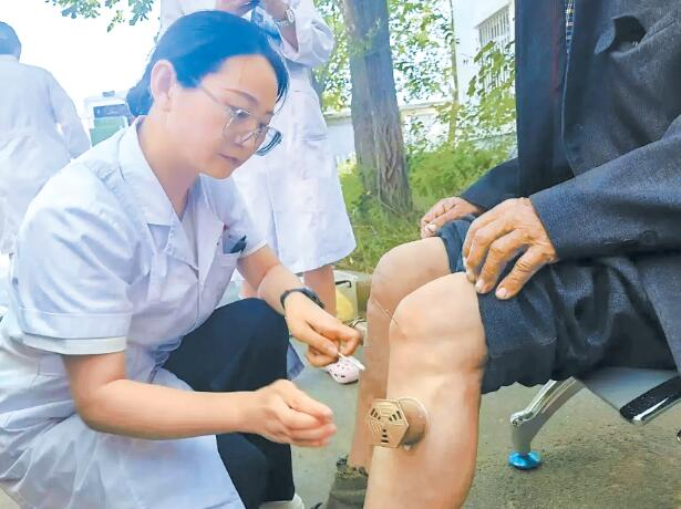 7月25日，在乌鲁木齐县东梁村，市中医医院开展中医药服务进乡村活动，医护人员为一名患者进行艾灸治疗。 （受访者供图）