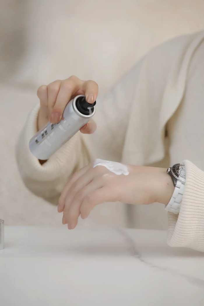 使用起来也很温和不刺激，堪称敏感肌救星，而且清爽不油腻，特别适合夏天，推荐喜欢喷雾质地的范友入手~80ml原价300元，折后价格159元，入手超划算，现在下单还赠送随身化妆镜（活动时间：23年7月28日-8月3日，活动期间下单即送相关赠品，送完即止）。