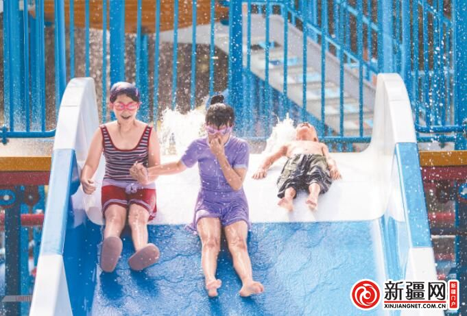 7月27日，在人民公园水世界，小朋友在水中游玩。（全媒体记者米热扎提·木塔力甫摄）