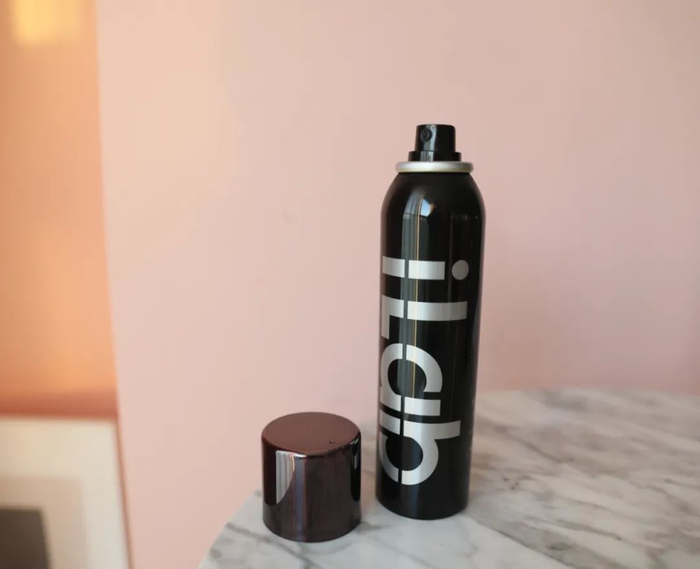 如果刚好长了痘痘，也可以用它来湿敷，甚至是辅助定妆它也能搞定，一瓶胜多瓶~这款也是两种规格，150ml这款折后179元，适合家用。下单还赠化妆棉哦（活动时间：23年7月28日-8月3日，活动期间下单即送相关赠品，送完即止）。