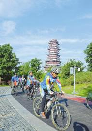 骑行在公园绿道上的简阳市民。