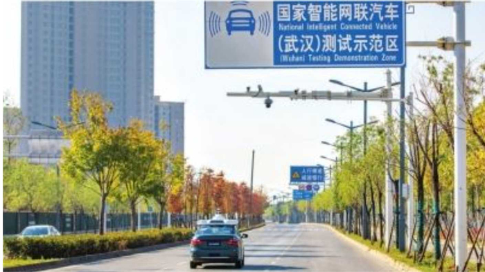 军山新城马路上随处可见的无人驾驶汽车。通讯员李岿摄