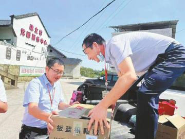 　　平安产险四川分公司农险理赔员向遭遇干旱天气的农户捐赠防暑抗旱物资。