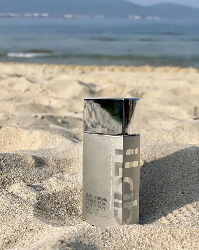 这款小银瓶隔离乳，含有多种极限植物成分，成分富含深海褐藻，高原苜蓝茵，沙砾地辣木籽，边防护边修护，非常方便。