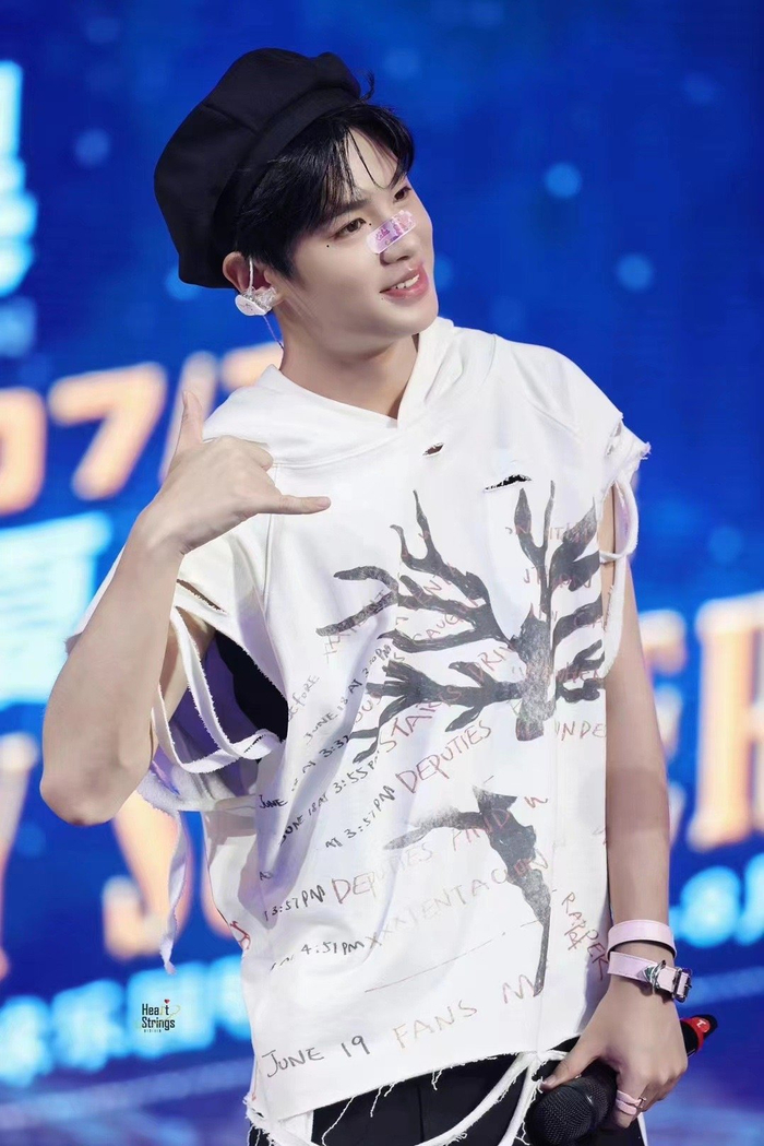 小贾弟弟的高清大图来一波,nana们收图拉|nana|黄明昊_新浪新闻