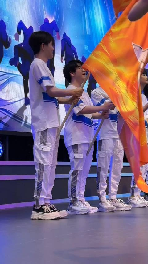 武汉estarpro来cj了一排穿白色队服的小哥哥