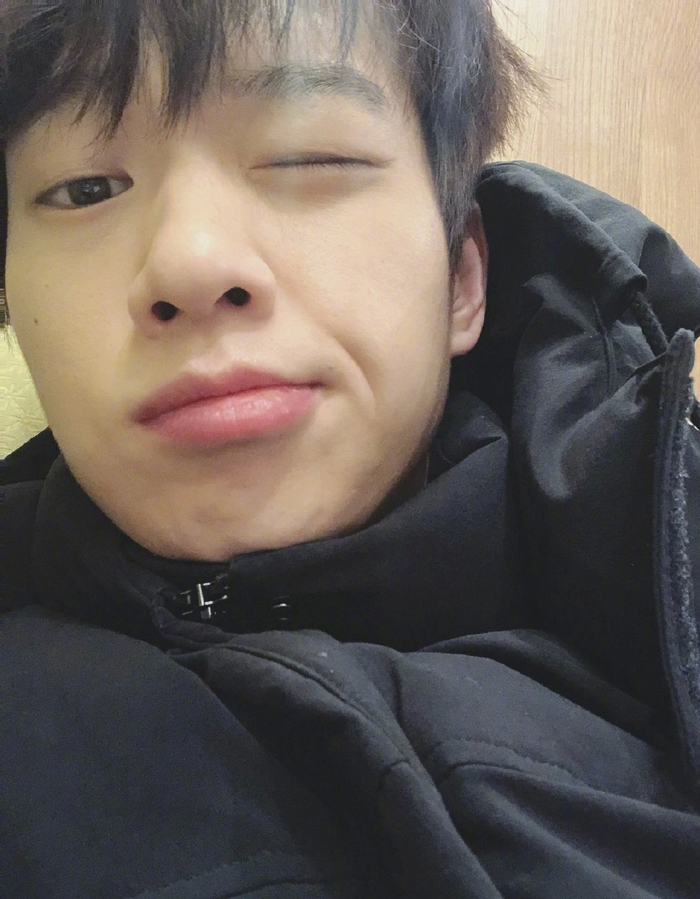 大勋花的每张自拍都是贵卡的程度了 好清爽不油腻呜……|魏大勋_新浪