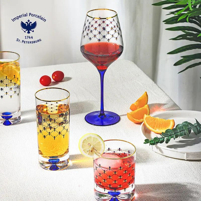 这个系列共有四套不同功能的杯子可选，想必男士们都是酒类的爱好者，如果他喜欢喝红酒，就可以送他这对红酒杯，水晶玻璃质感通透，杯口圆润，搭配金色包边十分奢华，原价390元，折后价格312元。