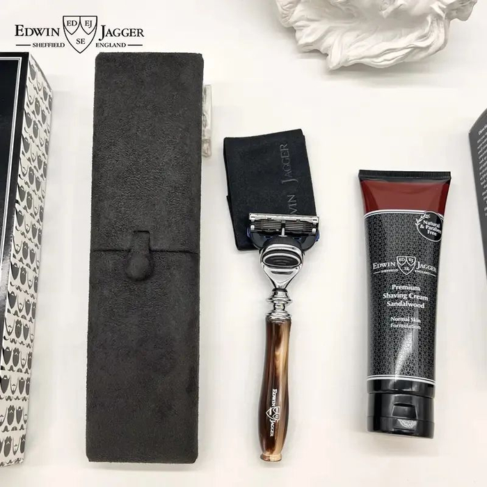 礼盒中每一件单品都有精美的包装，送礼很显心意。这个礼盒原价1218元，折后价格1180元，如果你的另一半是一位懂生活有品位的男士，送他准没错~