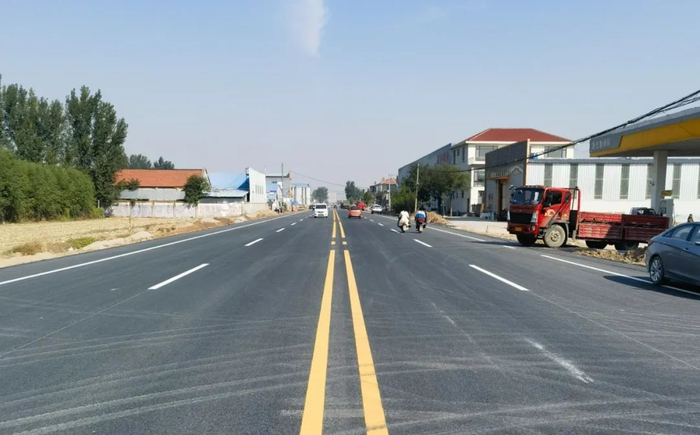 该行支持的博兴县"四好农村路"荡平泥沙成大道,一枝一叶总关情