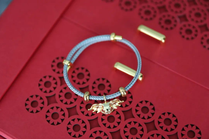 丰富的配色，除了七夕送礼，也很适合搭配成情侣款佩戴，手绳原价368元，折后价格312元就能入手~
