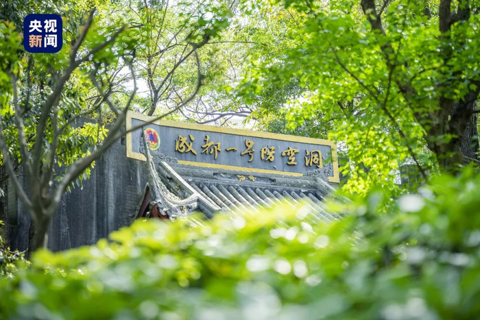 △人民公园自带防空洞，每到夏季暴热时，市民就躲到洞里乘凉，洞内还有桌椅、电视、排风扇、除湿机等。