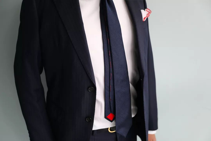 总之如果要选择一条永远不过时、正式场合必备的领带，选它一定没错~这条马克龙同款性价比也非常高，原价1799元，现在只要1599就能拿下。（海淘产品法国直邮需20-30工作日，好物值得等待！）