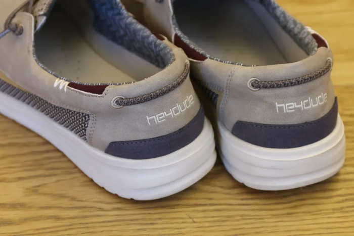 这款鞋子原价488元，折后只要369元就能入手。