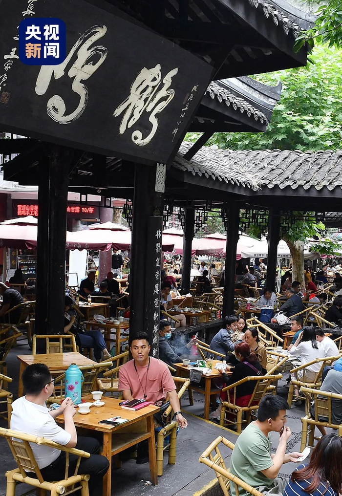 △成都人民公园内的“鹤鸣茶社”有百年历史，是成都茶馆中影响力较大的一家。