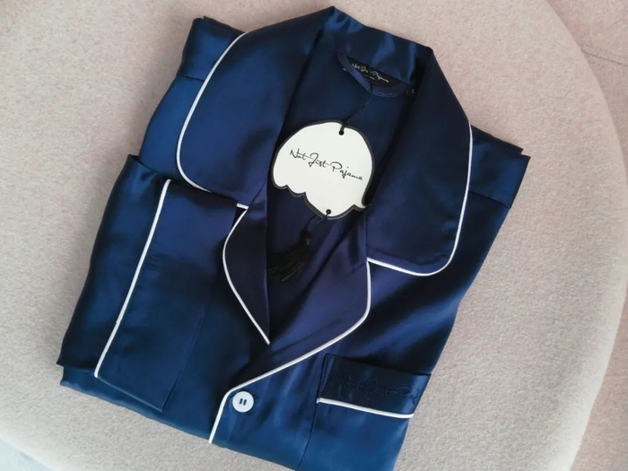 采用经典的白色包边小翻领款式，英伦范儿十足。面料是100%桑蚕丝，顺滑感很强，穿上非常舒适养肤。胸前的小袋上刺绣了品牌的名字，在不经意处显露出质感。