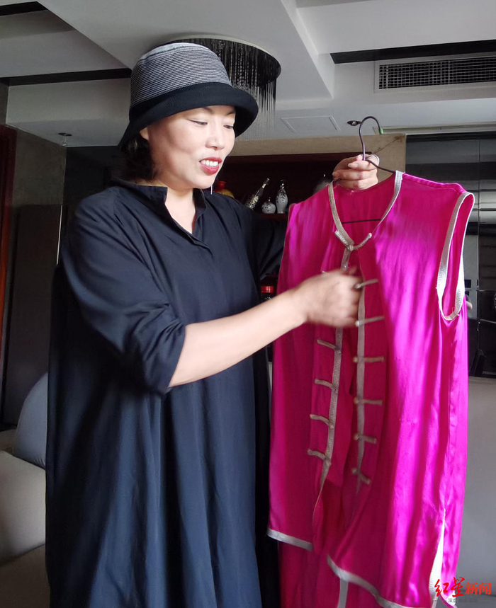 母亲唐蓉至今仍保留着曹茂园第一次参加四川省武术比赛的服装