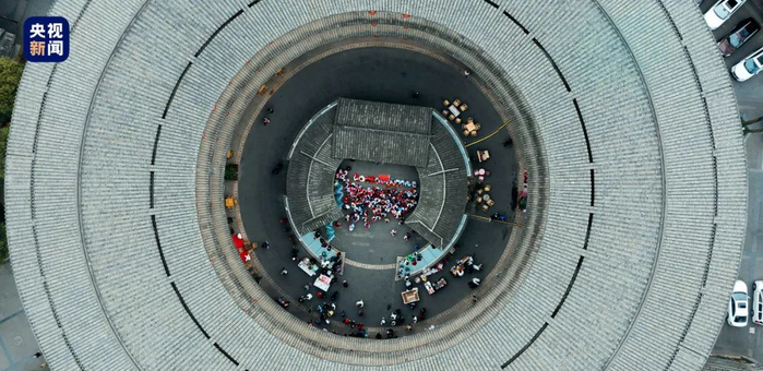 △成都洛带土楼，参照福建永定土楼打造，还原客家土楼的精神风貌。